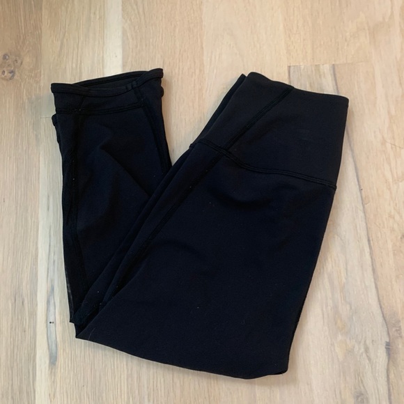 Lululemon 19” black crops with mesh detailing - Picture 5 of 8